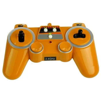 Wywrotka Mercedes Arocs RC prezentowana w dłoniach dziecka