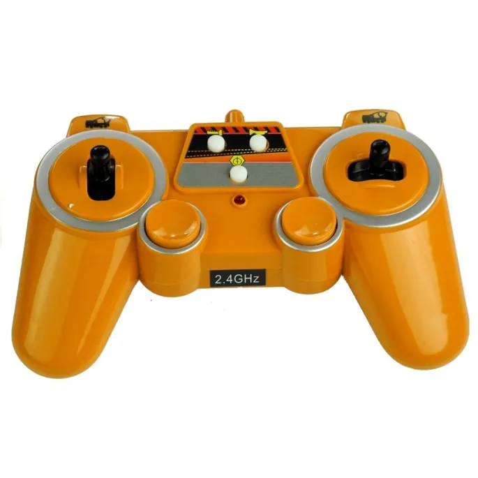 Wywrotka Mercedes Arocs RC prezentowana w dłoniach dziecka