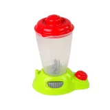 Elementy zestawu blendera zabawkowego: owoce, deska i nożyk na białym tle