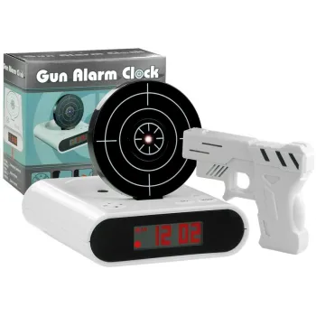 Pistolet laserowy i tarcza budzika w białym kolorze na białym tle