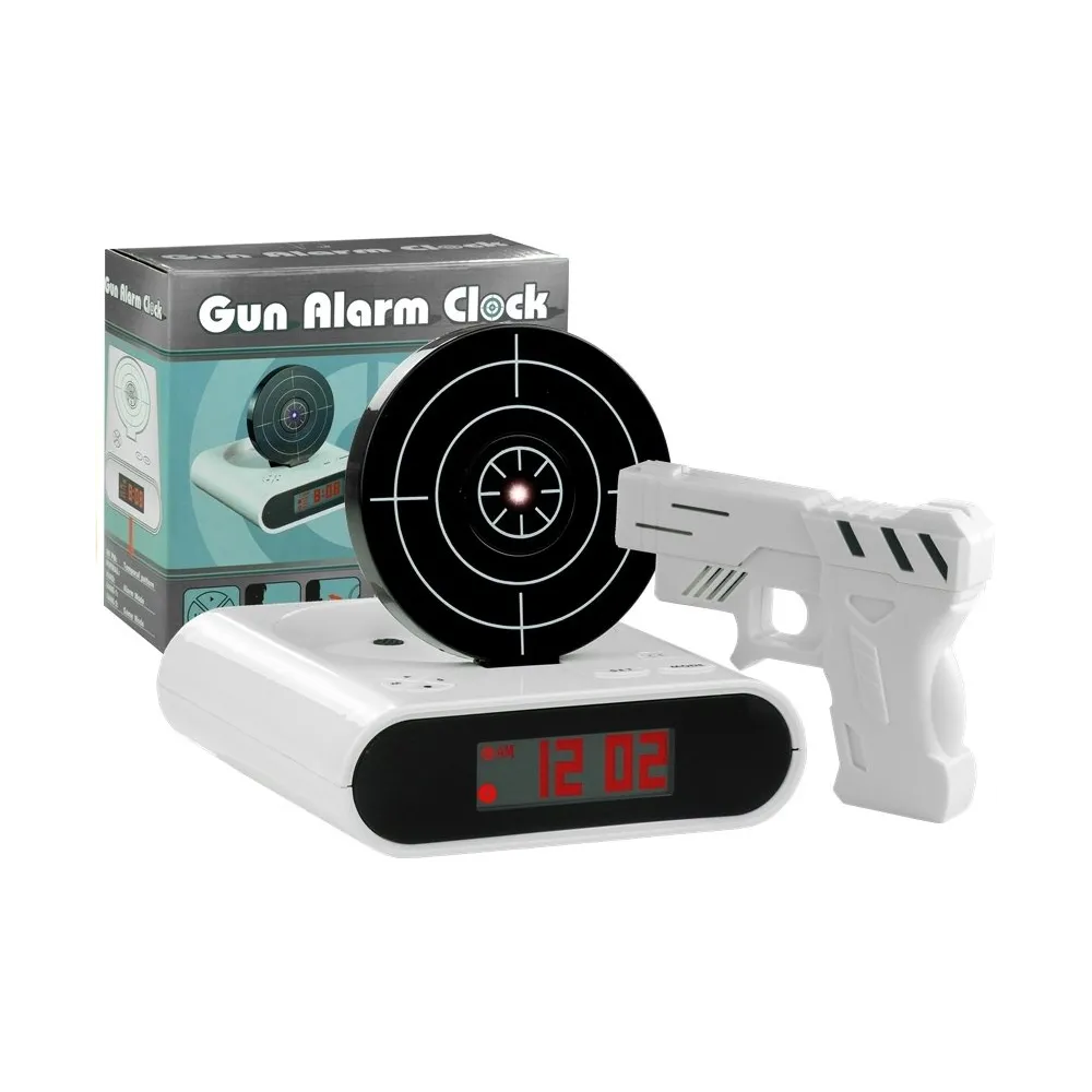 Pistolet laserowy i tarcza budzika w białym kolorze na białym tle