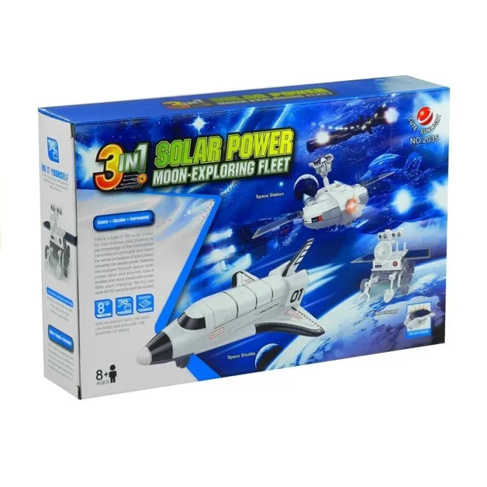 Dziecko składa łazik marsjański z zestawu 3w1