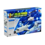 Dziecko składa łazik marsjański z zestawu 3w1