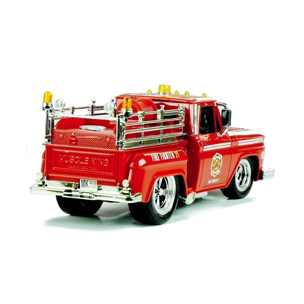 Zbliżenie na szczegóły wozu strażackiego z gumowanymi kołami