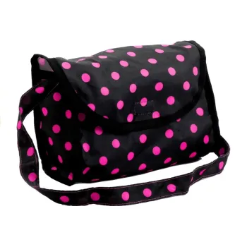 Wózek Alice z lalką w środku na tle dziecięcego pokoju