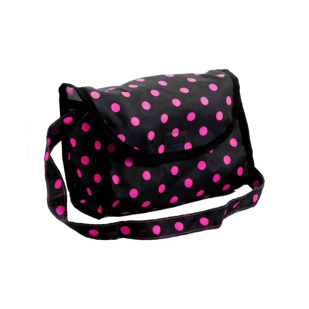 Wózek Alice z lalką w środku na tle dziecięcego pokoju