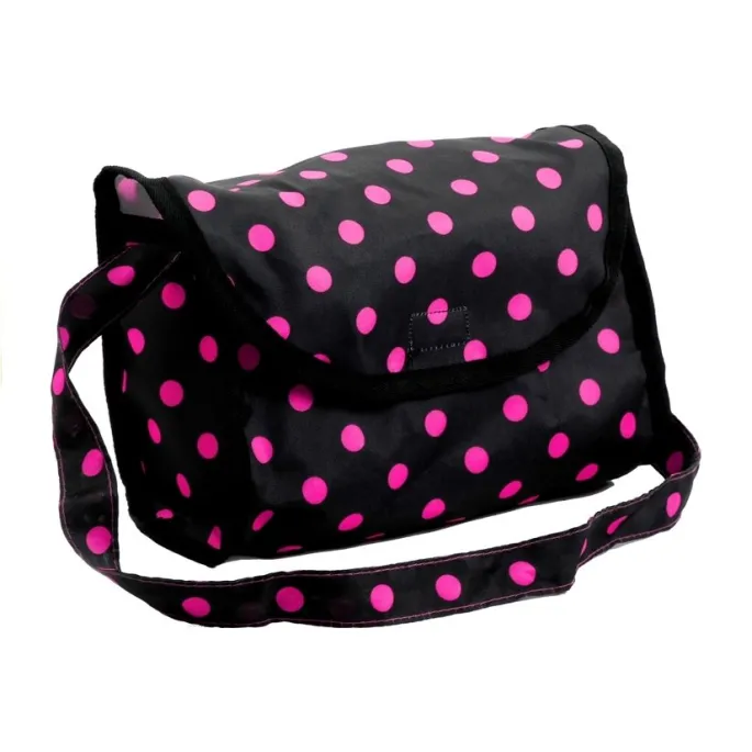 Wózek Alice z lalką w środku na tle dziecięcego pokoju