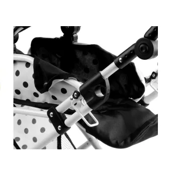 Lalka w pozycji siedzącej w głębokim wózku Alice z pościelą