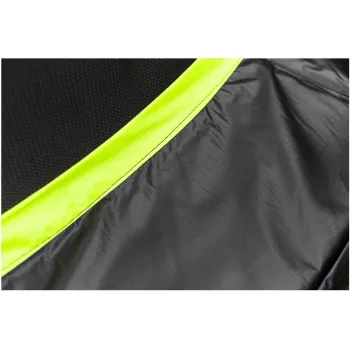 Widok zestawu: trampolina, siatka i drabinka na zielonej trawie