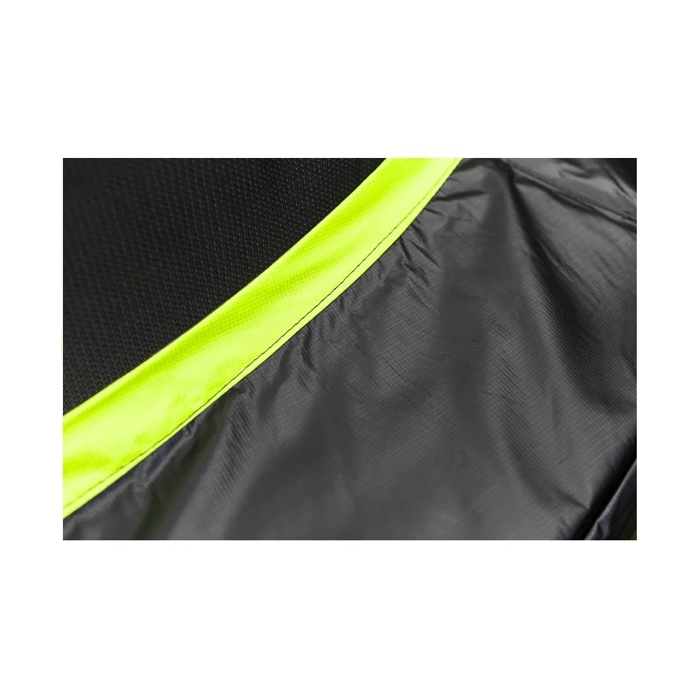 Widok zestawu: trampolina, siatka i drabinka na zielonej trawie