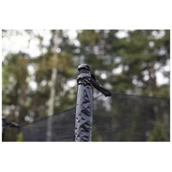 Zbliżenie na konstrukcję odporną na warunki atmosferyczne trampoliny 8ft