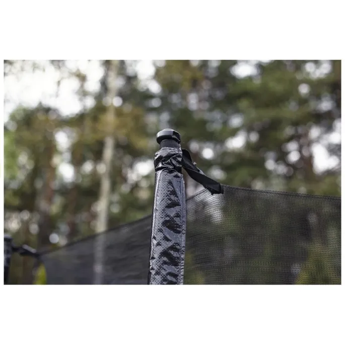 Zbliżenie na konstrukcję odporną na warunki atmosferyczne trampoliny 8ft