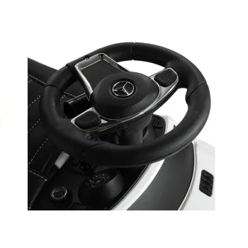 Szerokie koła z kołpakami Mercedes w białym jeździku dziecięcym