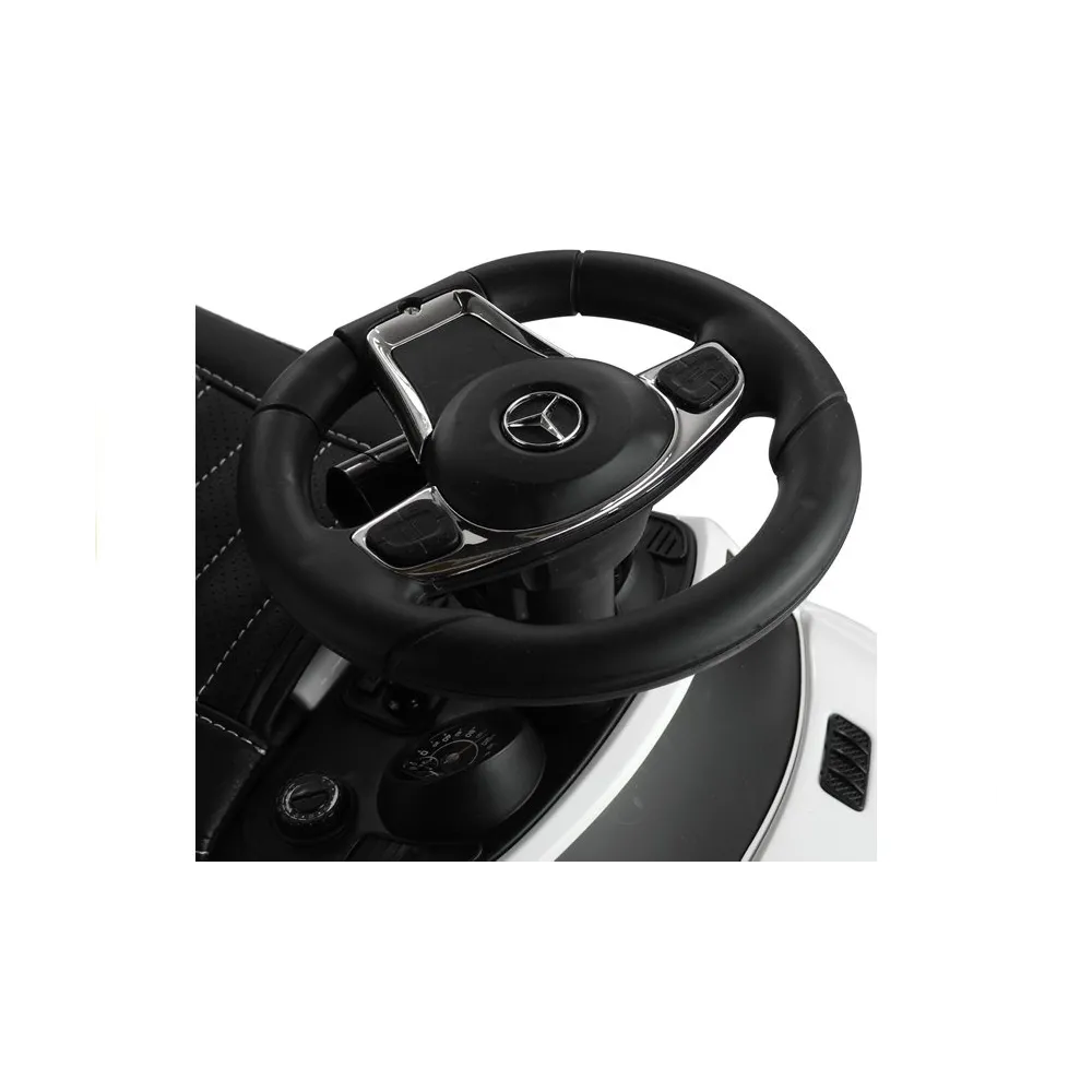 Szerokie koła z kołpakami Mercedes w białym jeździku dziecięcym