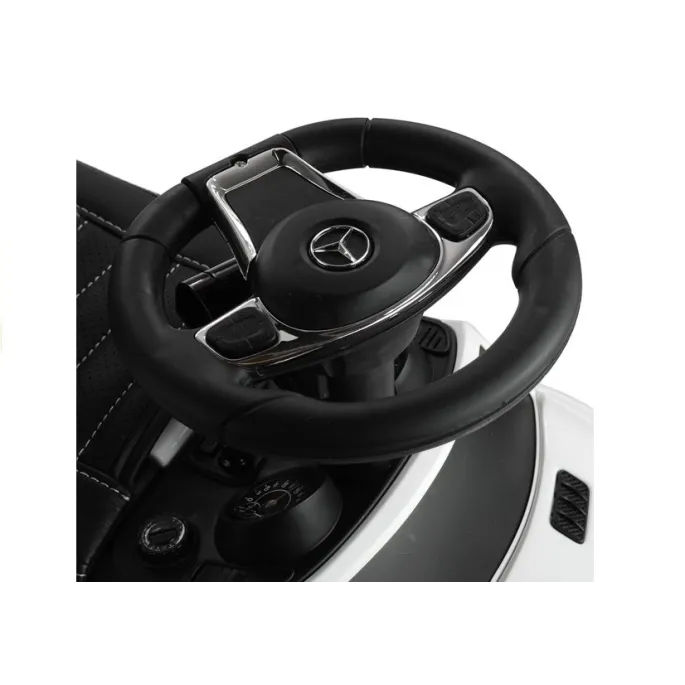 Szerokie koła z kołpakami Mercedes w białym jeździku dziecięcym