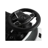 Szerokie koła z kołpakami Mercedes w białym jeździku dziecięcym