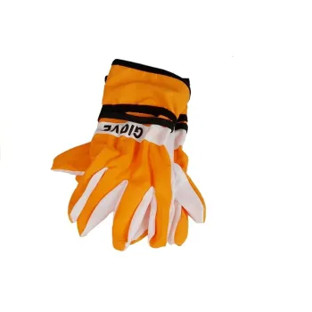 Zbliżenie na rękawice dziecięce do prac ogrodowych z zestawu