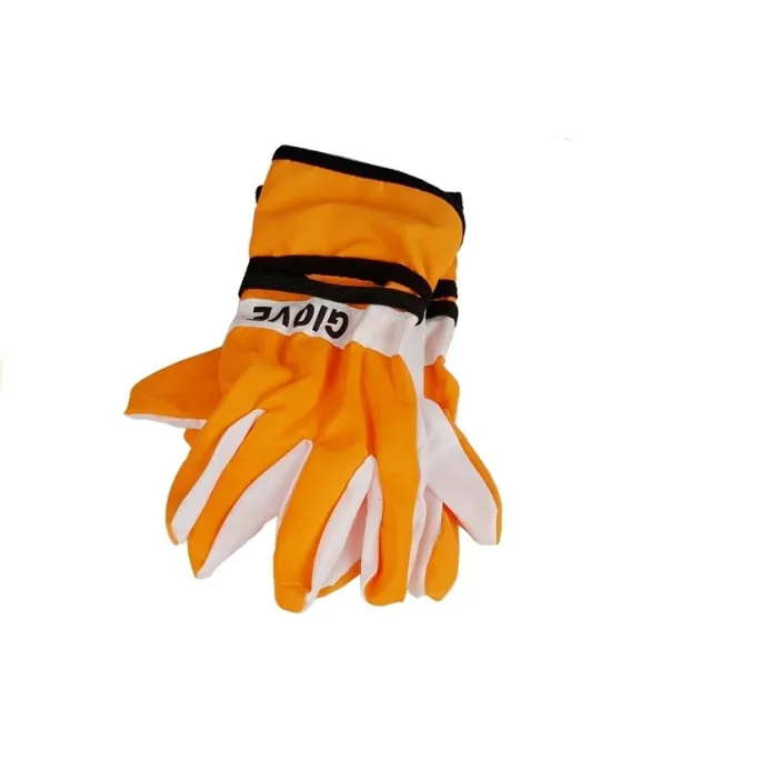 Zbliżenie na rękawice dziecięce do prac ogrodowych z zestawu