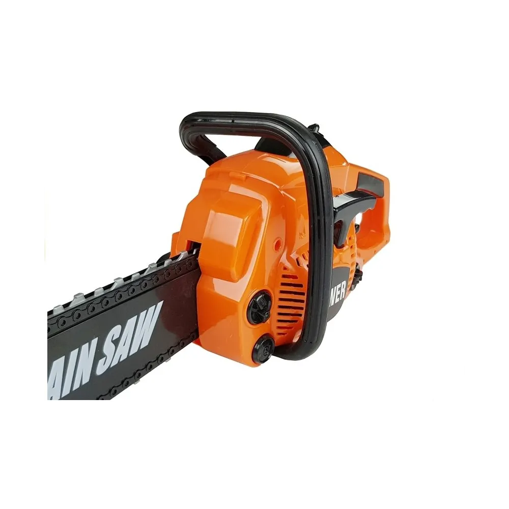 Dziecięce okulary, kask i rękawice w zestawie z zabawkową piłą