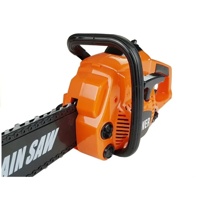 Dziecięce okulary, kask i rękawice w zestawie z zabawkową piłą