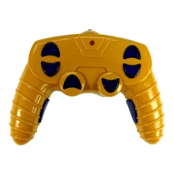 Kask ochronny i żuraw zdalnie sterowany w czasie zabawy na podłodze