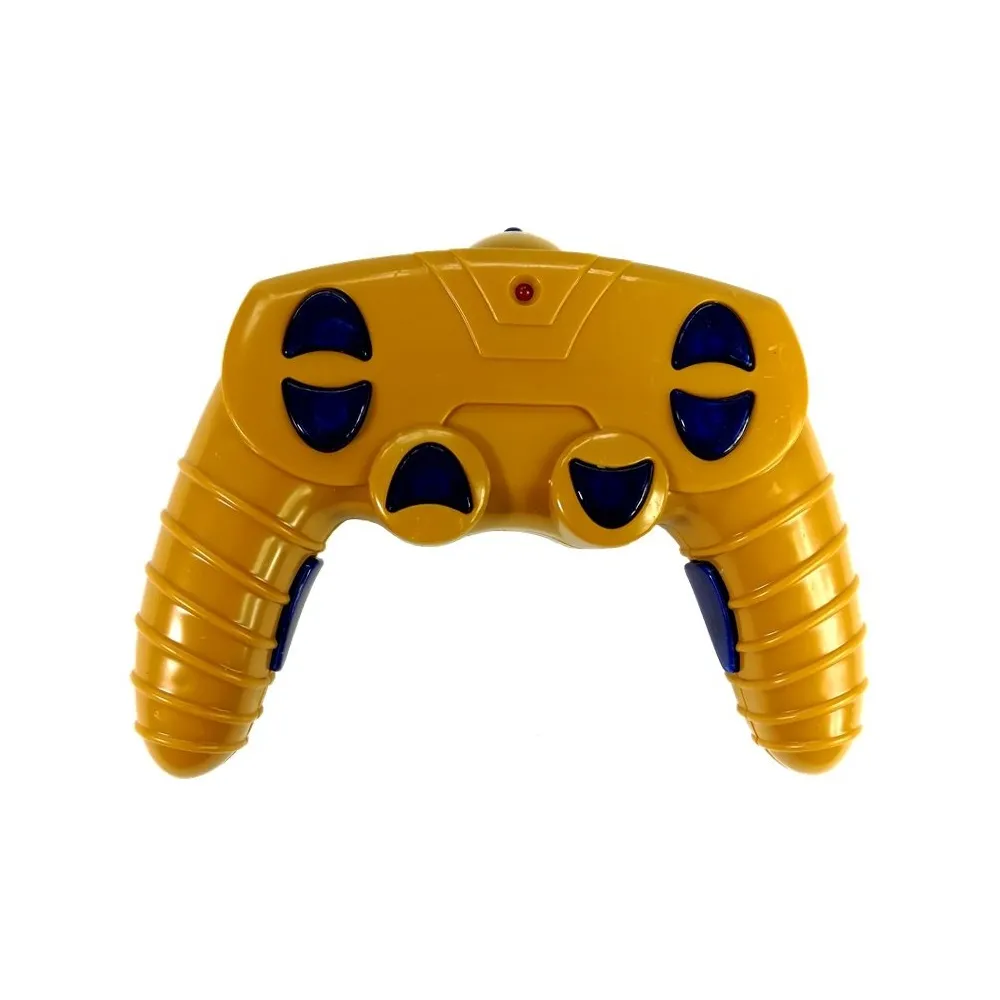 Kask ochronny i żuraw zdalnie sterowany w czasie zabawy na podłodze