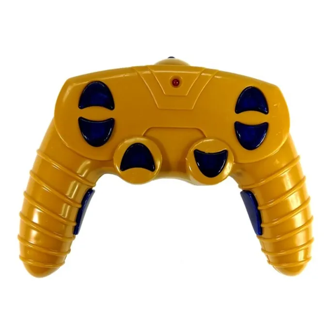 Kask ochronny i żuraw zdalnie sterowany w czasie zabawy na podłodze