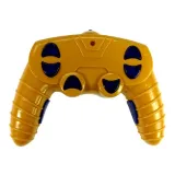 Kask ochronny i żuraw zdalnie sterowany w czasie zabawy na podłodze