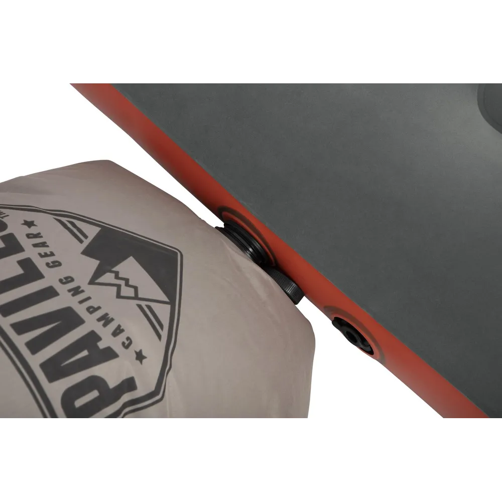 Materac turystyczny Bestway 67703 z widocznym zaworem pompowania