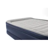 Dwuosobowy materac Bestway z flokowaną powierzchnią na kempingu
