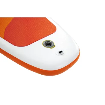 Transport plecaka SUP nad jeziorem w słoneczny dzień