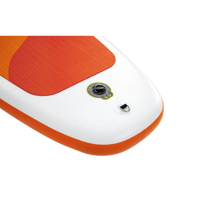 Transport plecaka SUP nad jeziorem w słoneczny dzień