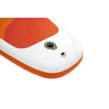 Transport plecaka SUP nad jeziorem w słoneczny dzień