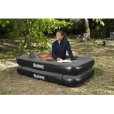 Materac Bestway 67922 rozłożony na campingowym terenie