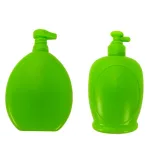 kolorowy stolik z umywalką, siedzeniem i półkami dla dziecka