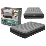 Dmuchany materac Bestway 203x152x46 cm na tle salonu z sofą