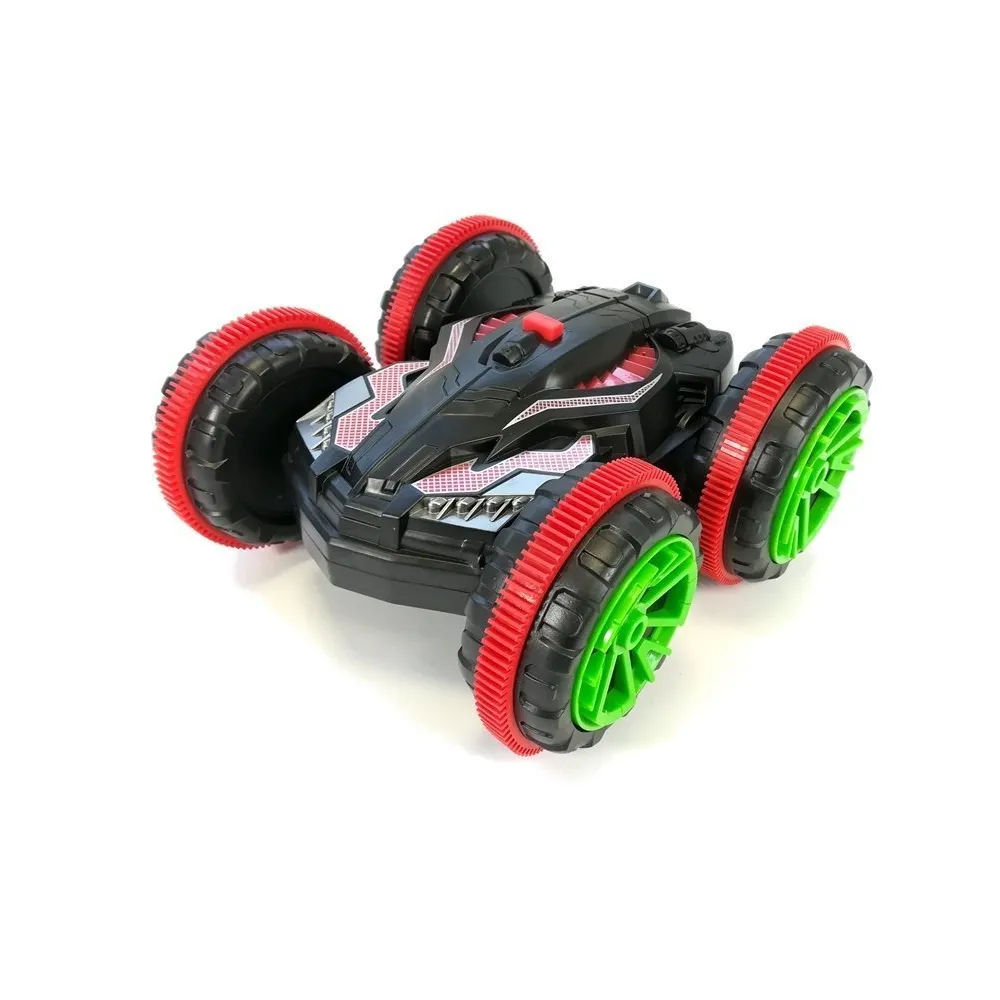 Obracające się auto R/C 2.4G z dużymi kołami na tle zieleni