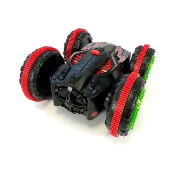 Auto akrobatyczne terenowe podczas skrętu na dywanie