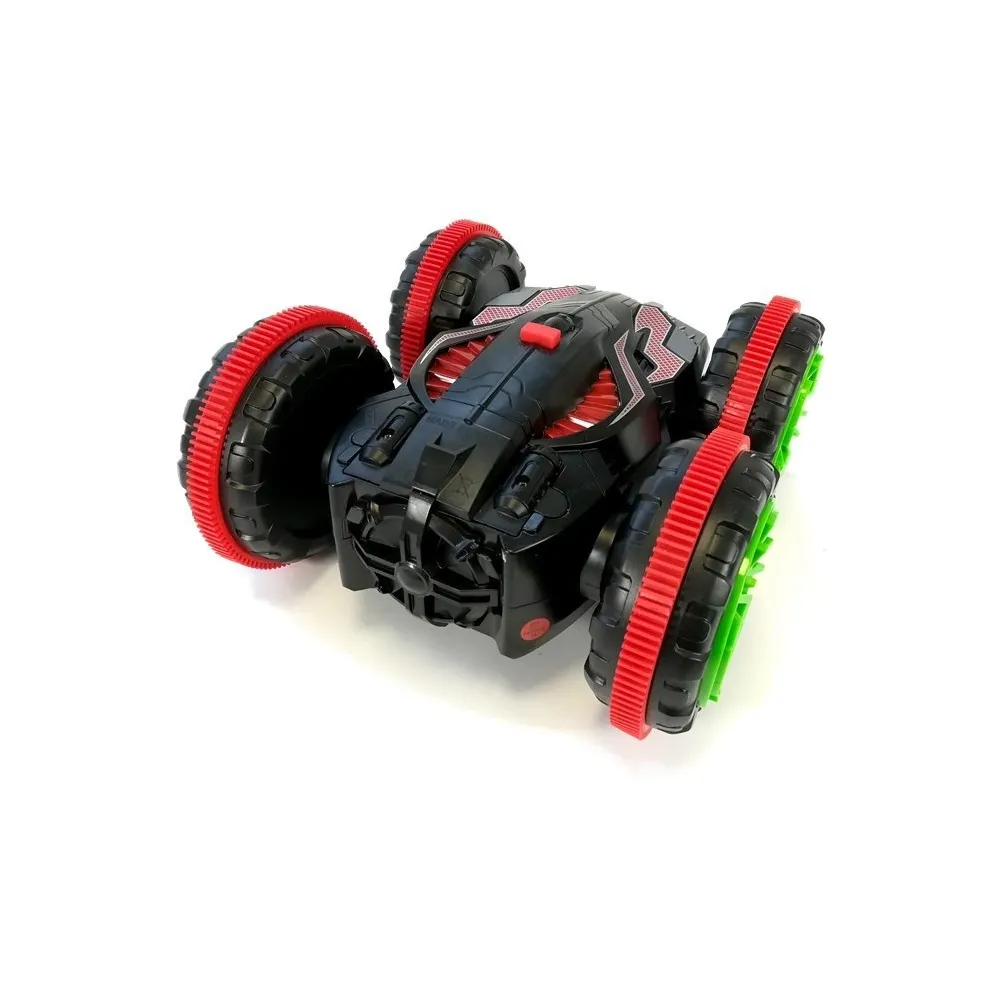 Auto akrobatyczne terenowe podczas skrętu na dywanie