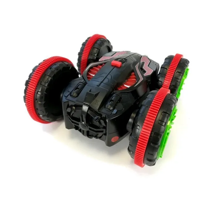 Auto akrobatyczne terenowe podczas skrętu na dywanie