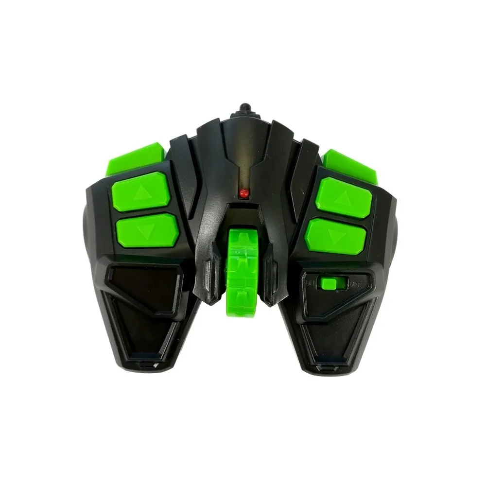 Samochód zdalnie sterowany 2.4G w trakcie jazdy po błotnistej ścieżce