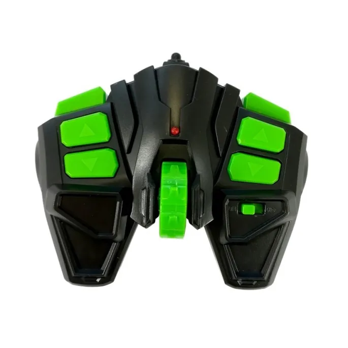 Samochód zdalnie sterowany 2.4G w trakcie jazdy po błotnistej ścieżce