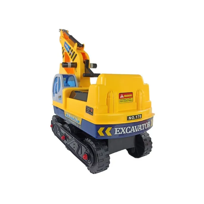 Dziecko bawiące się żółtym jeździkiem koparką na placu zabaw