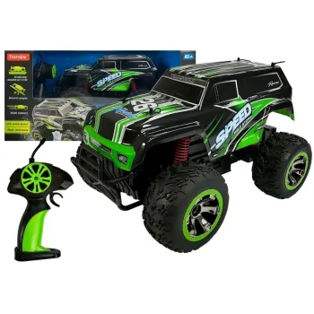 Zielony Jeep RC 1:18 jadący po kamienistej drodze terenowej