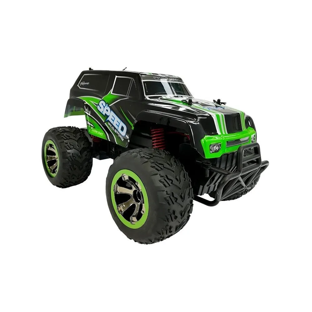 Jeep RC 1:18 podczas jazdy przez płytką kałużę