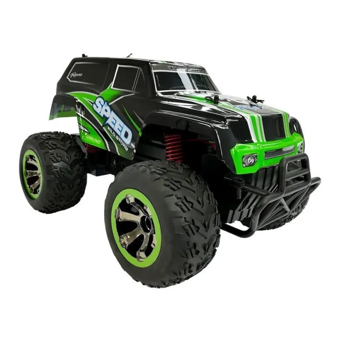 Jeep RC 1:18 podczas jazdy przez płytką kałużę