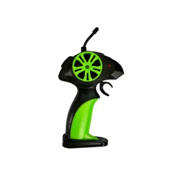 Terenowy samochód RC pokonuje wzniesienie na zewnątrz