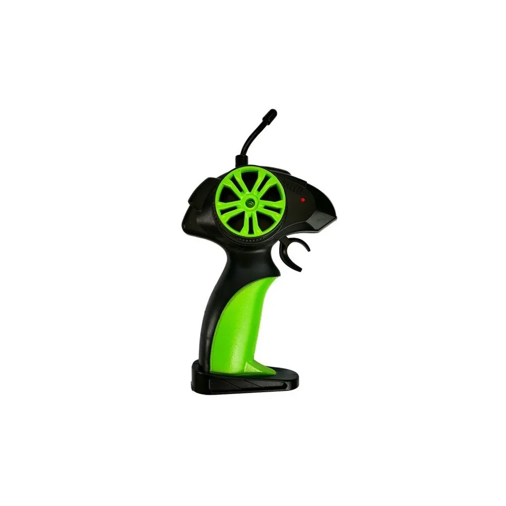 Terenowy samochód RC pokonuje wzniesienie na zewnątrz