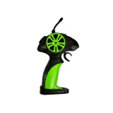 Terenowy samochód RC pokonuje wzniesienie na zewnątrz