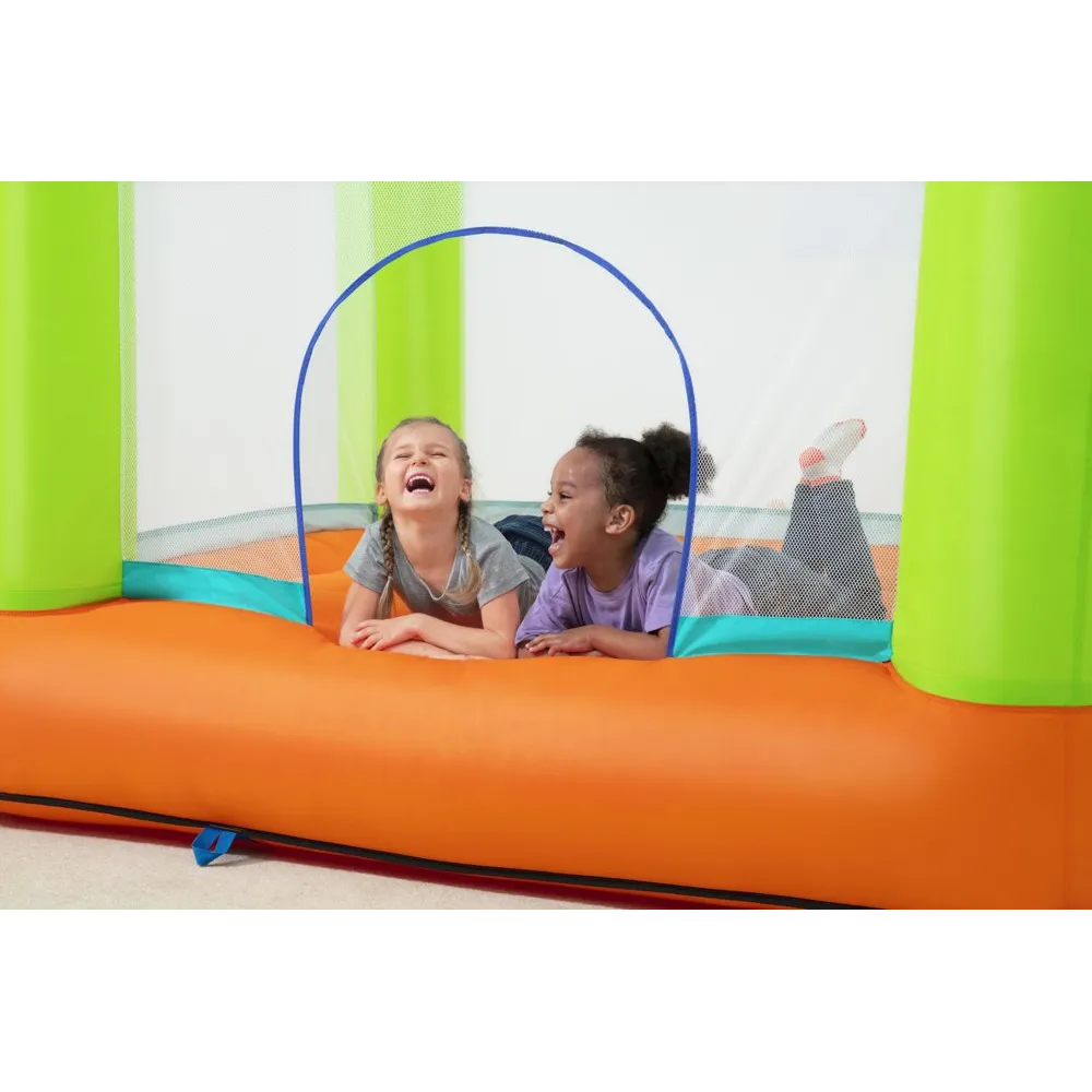 Dziecko bawiące się w dmuchanym zamku do skakania na dworze